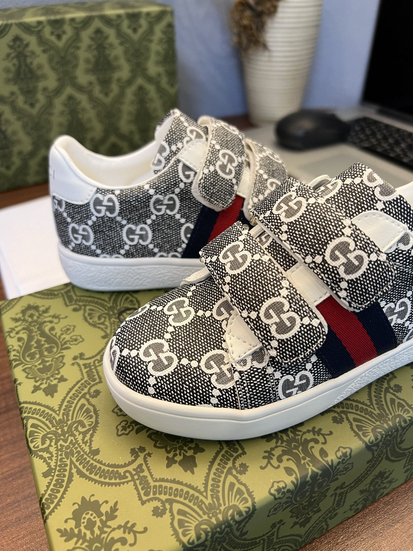 Children's shoes child